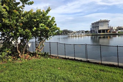 House in Saint Pete Beach, Florida 3 bedrooms, 213.68 sq.m. № 2277602 - photo 14