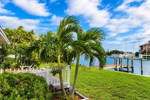 House in Saint Pete Beach, Florida 3 bedrooms, 213.68 sq.m. № 2277602 - photo 23