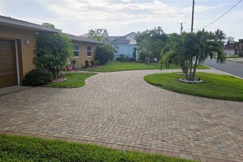 House in Saint Pete Beach, Florida 3 bedrooms, 213.68 sq.m. № 2277602 - photo 20