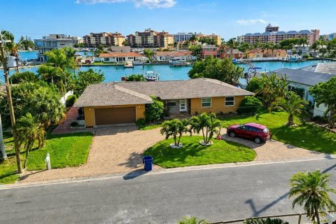 House in Saint Pete Beach, Florida 3 bedrooms, 213.68 sq.m. № 2277602