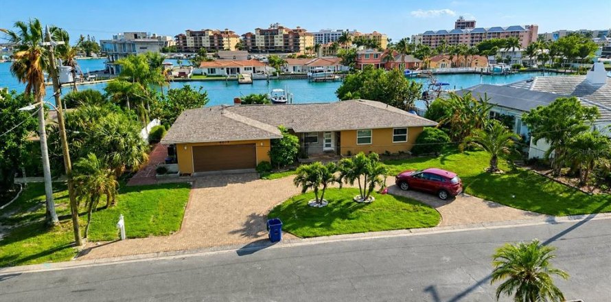 House in Saint Pete Beach, Florida 3 bedrooms, 213.68 sq.m. № 2277602