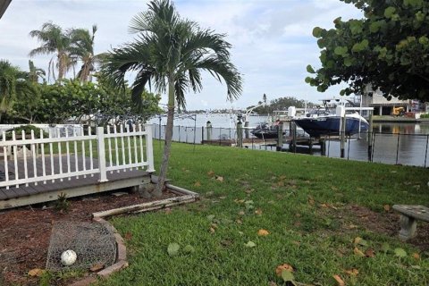 House in Saint Pete Beach, Florida 3 bedrooms, 213.68 sq.m. № 2277602 - photo 15