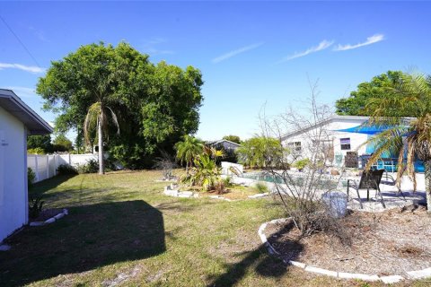 House in Punta Gorda, Florida 4 bedrooms, 110.74 sq.m. № 2102773 - photo 25