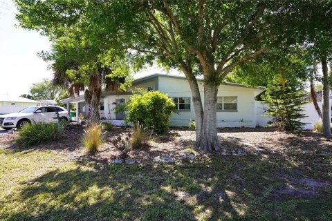 House in Punta Gorda, Florida 4 bedrooms, 110.74 sq.m. № 2102773 - photo 2