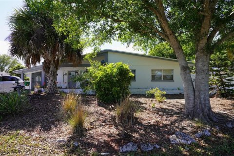 House in Punta Gorda, Florida 4 bedrooms, 110.74 sq.m. № 2102773 - photo 3
