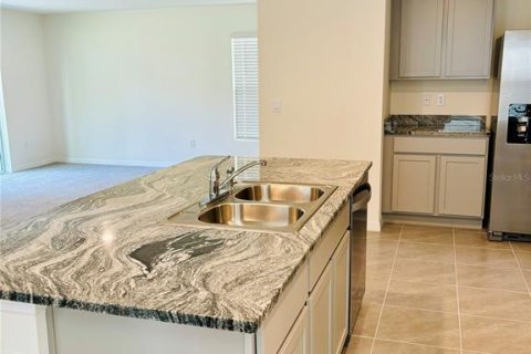 House in Dade City, Florida 4 bedrooms, 207.92 sq.m. № 2277960 - photo 5