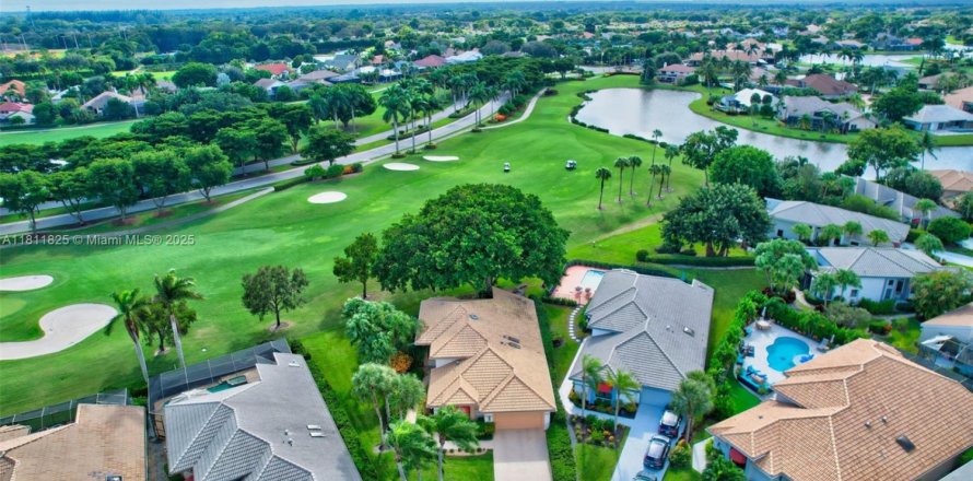 House in Boca Raton, Florida 2 bedrooms, 211.63 sq.m. № 1758932