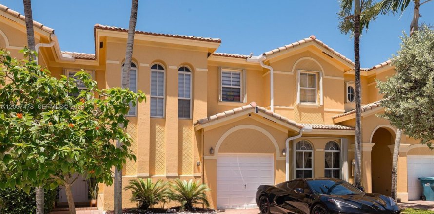 Townhouse in Miami, Florida 3 bedrooms, 179.21 sq.m. № 2073949