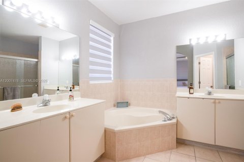 Townhouse in Miami, Florida 3 bedrooms, 179.21 sq.m. № 2073949 - photo 26