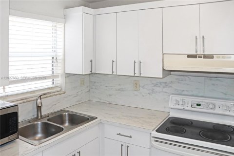 Copropriété à louer à Miami, Floride: 2 chambres, 101.91 m2 № 2243288 - photo 3