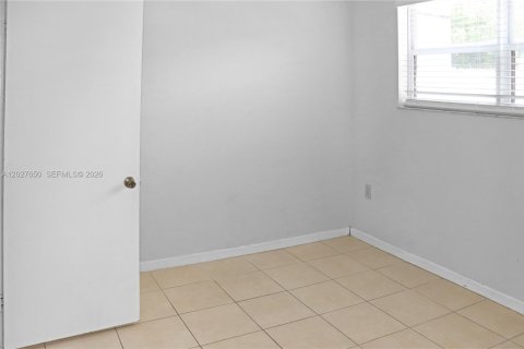 Copropriété à louer à Miami, Floride: 2 chambres, 101.91 m2 № 2243288 - photo 13