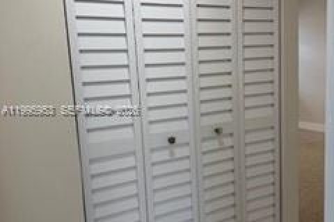 Снять в аренду квартиру в Майами, Флорида 2 спальни, 567.82м2, № 2064479 - фото 12