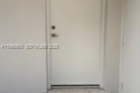 Снять в аренду квартиру в Майами, Флорида 2 спальни, 567.82м2, № 2064479 - фото 13