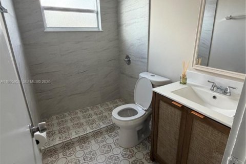 Снять в аренду квартиру в Майами, Флорида 2 спальни, 567.82м2, № 2064479 - фото 2