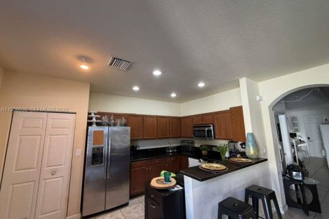 Снять в аренду таунхаус в Хайалиа, Флорида 4 спальни, 172.98м2, № 2024431 - фото 4