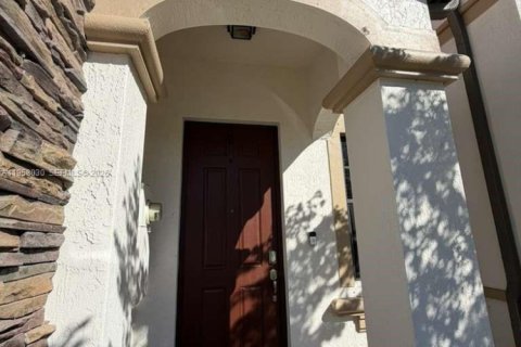 Снять в аренду таунхаус в Хайалиа, Флорида 4 спальни, 172.98м2, № 2024431 - фото 2