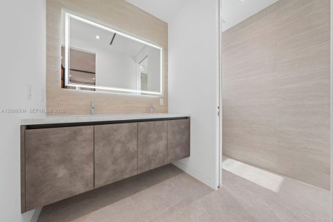 Adosado en venta en Miami, Florida, 4 dormitorios № 2361733 - foto 14