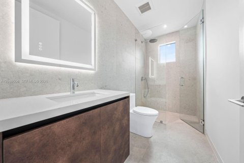 Adosado en venta en Miami, Florida, 4 dormitorios № 2361733 - foto 19