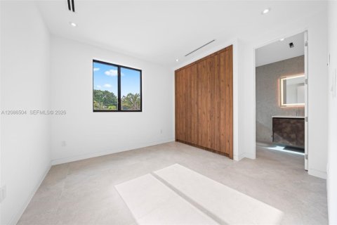 Adosado en venta en Miami, Florida, 4 dormitorios № 2361733 - foto 12