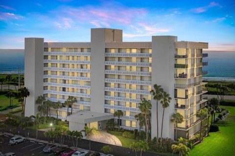 Condo in Hutchinson Island South, Florida, 2 bedrooms  № 1093420 - photo 1