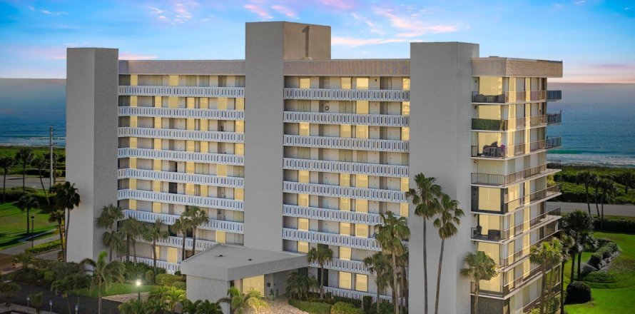 Condo in Hutchinson Island South, Florida, 2 bedrooms № 1093420