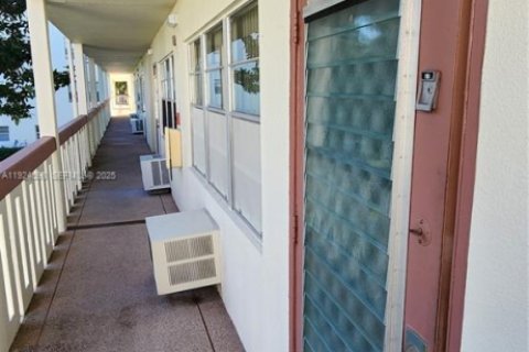 Condominio en venta en Boca Raton, Florida, 1 dormitorio, 66.89 m2 № 2076715 - foto 2