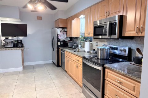 House in North Miami Beach, Florida 3 bedrooms, 207.26 sq.m. № 2175712 - photo 5