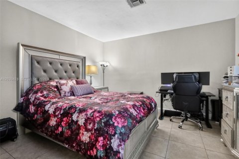 House in North Miami Beach, Florida 3 bedrooms, 207.26 sq.m. № 2175712 - photo 22