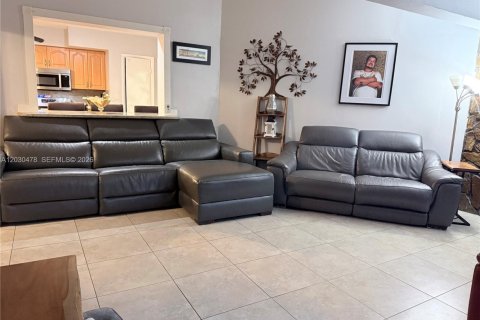 House in North Miami Beach, Florida 3 bedrooms, 207.26 sq.m. № 2175712 - photo 3