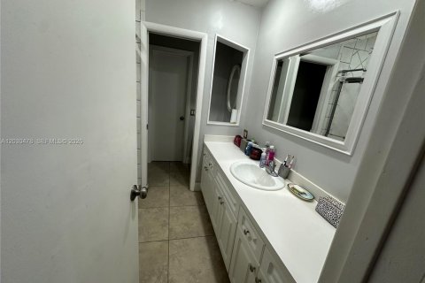 House in North Miami Beach, Florida 3 bedrooms, 207.26 sq.m. № 2175712 - photo 8