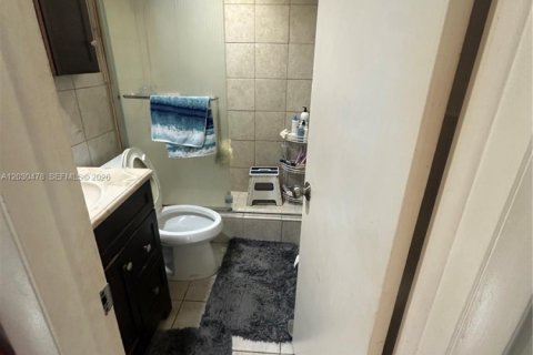 House in North Miami Beach, Florida 3 bedrooms, 207.26 sq.m. № 2175712 - photo 12