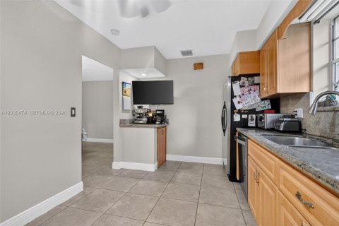 House in North Miami Beach, Florida 3 bedrooms, 207.26 sq.m. № 2175712 - photo 13
