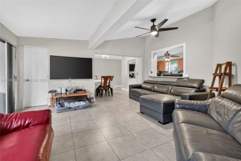 House in North Miami Beach, Florida 3 bedrooms, 207.26 sq.m. № 2175712 - photo 16