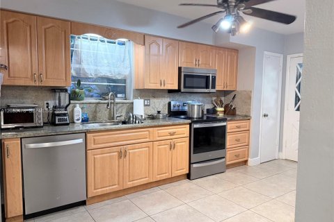 House in North Miami Beach, Florida 3 bedrooms, 207.26 sq.m. № 2175712 - photo 4