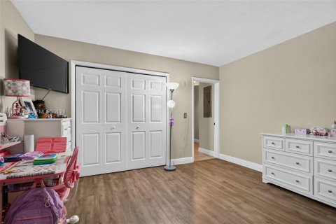 House in North Miami Beach, Florida 3 bedrooms, 207.26 sq.m. № 2175712 - photo 30