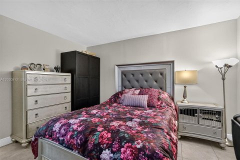 House in North Miami Beach, Florida 3 bedrooms, 207.26 sq.m. № 2175712 - photo 24