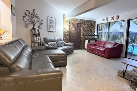 House in North Miami Beach, Florida 3 bedrooms, 207.26 sq.m. № 2175712 - photo 2