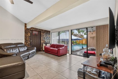 House in North Miami Beach, Florida 3 bedrooms, 207.26 sq.m. № 2175712 - photo 14