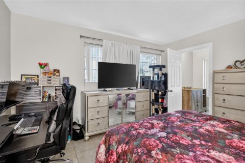 House in North Miami Beach, Florida 3 bedrooms, 207.26 sq.m. № 2175712 - photo 23