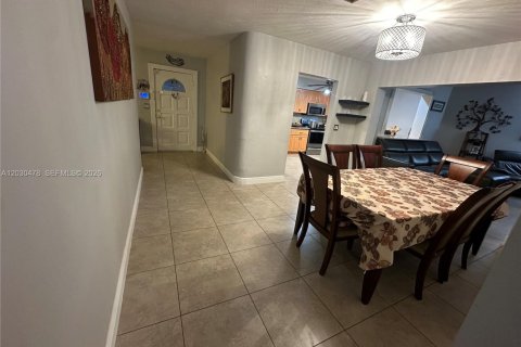 House in North Miami Beach, Florida 3 bedrooms, 207.26 sq.m. № 2175712 - photo 6