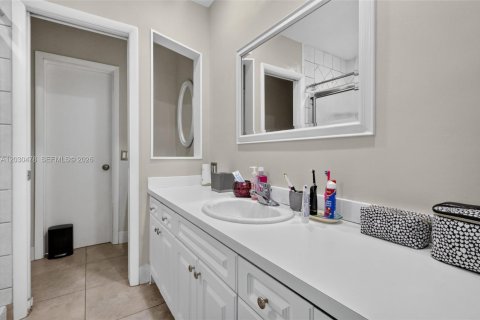 House in North Miami Beach, Florida 3 bedrooms, 207.26 sq.m. № 2175712 - photo 17