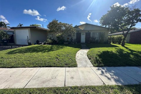 House in North Miami Beach, Florida 3 bedrooms, 207.26 sq.m. № 2175712
