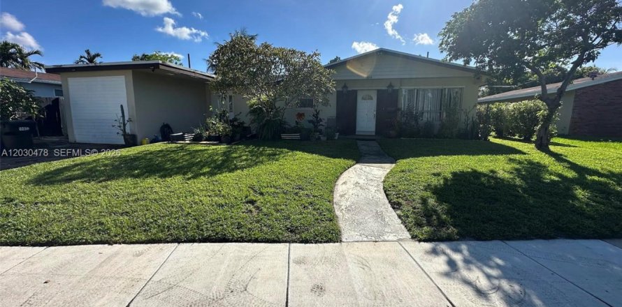 House in North Miami Beach, Florida 3 bedrooms, 207.26 sq.m. № 2175712