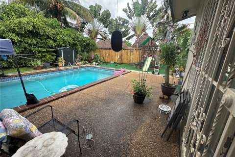 House in North Miami Beach, Florida 3 bedrooms, 207.26 sq.m. № 2175712 - photo 11