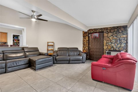 House in North Miami Beach, Florida 3 bedrooms, 207.26 sq.m. № 2175712 - photo 15