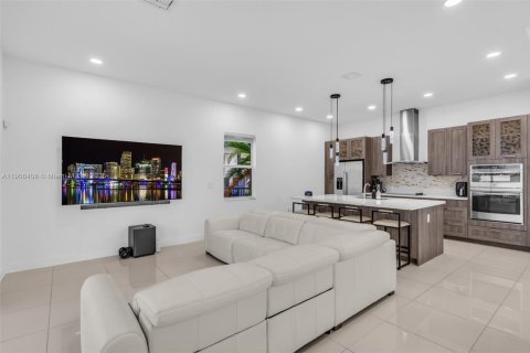 House in Miami Lakes, Florida 4 bedrooms, 264.49 sq.m. № 1956937 - photo 8