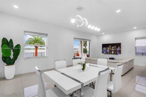 House in Miami Lakes, Florida 4 bedrooms, 264.49 sq.m. № 1956937 - photo 9