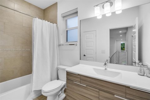 House in Miami Lakes, Florida 4 bedrooms, 264.49 sq.m. № 1956937 - photo 29