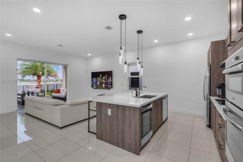 House in Miami Lakes, Florida 4 bedrooms, 264.49 sq.m. № 1956937 - photo 7