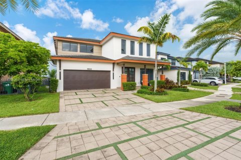 House in Miami Lakes, Florida 4 bedrooms, 264.49 sq.m. № 1956937 - photo 2